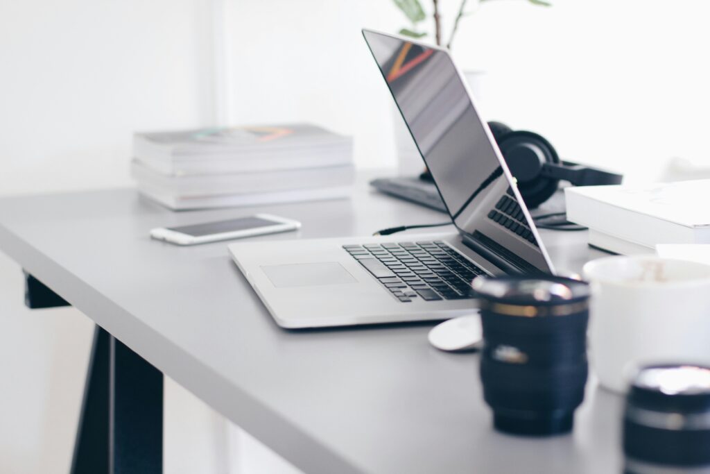 Schreibtisch mit Laptop und Smartphone