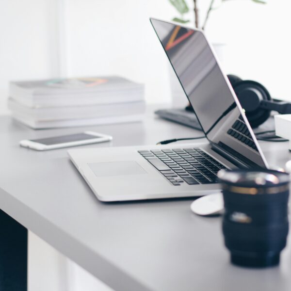 Schreibtisch mit Laptop und Smartphone